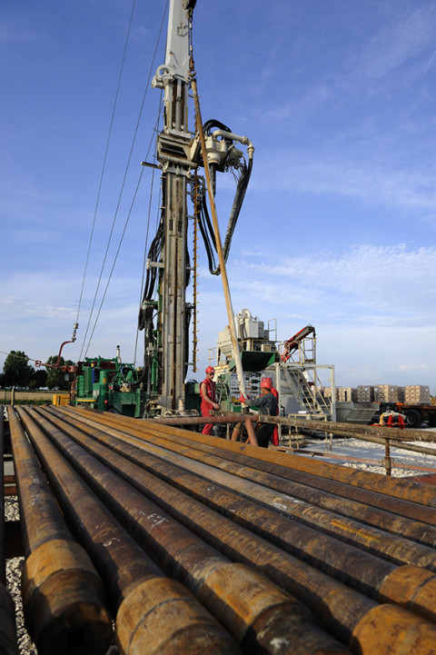 reportage photo avec vue d'ensemble site forage pétrole français photo fred bourcier