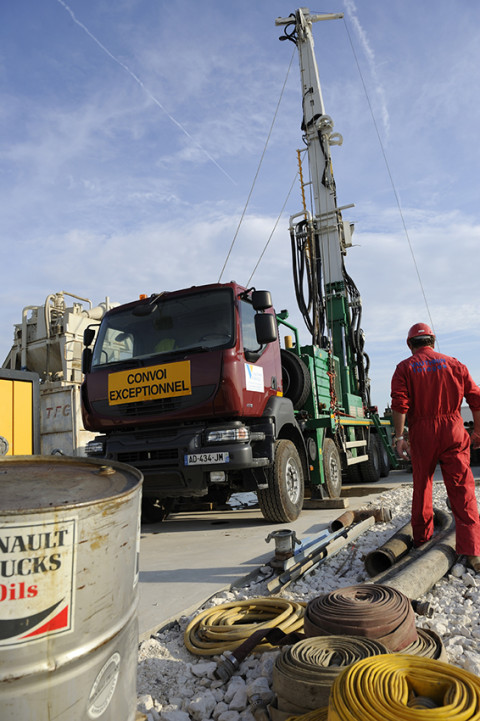 reportage photo fred bourcier ouvrier et camion renault trucks sur site de forage pétrolie