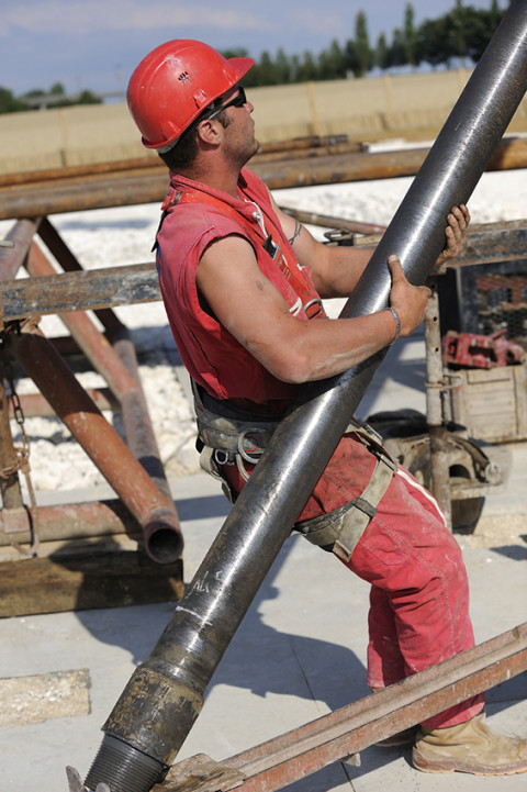 reportage homme manipulant tube de forage site pétrolier photo fred bourcier