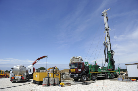 reportage sur site de forage avec camion renault trucks photo fred bourcier