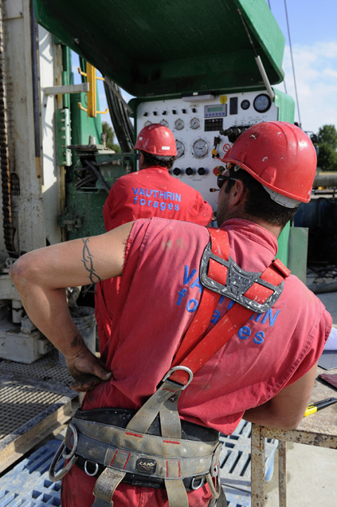 photo fred bourcier hommes travaillant sur site de forage pétrolier