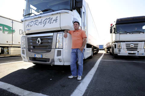 fred bourcier photographe reportage renault trucks longue distance transport distance italie 01