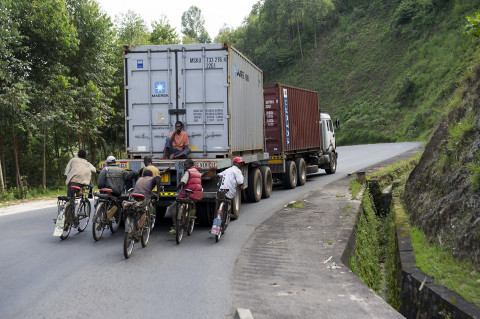 fred bourcier photographe reportage wfp renault trucks burundi 01