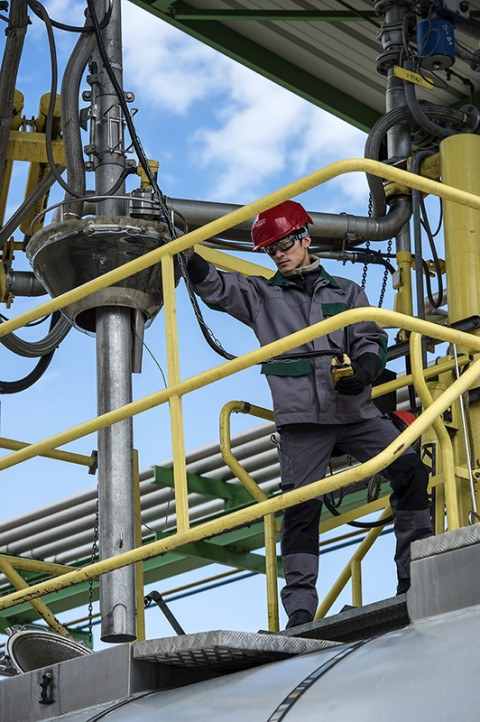 photo reportage centre pétrole-chimie remplissage de cuve équipement de sécurité protection EPI catalogue Bolle Safety