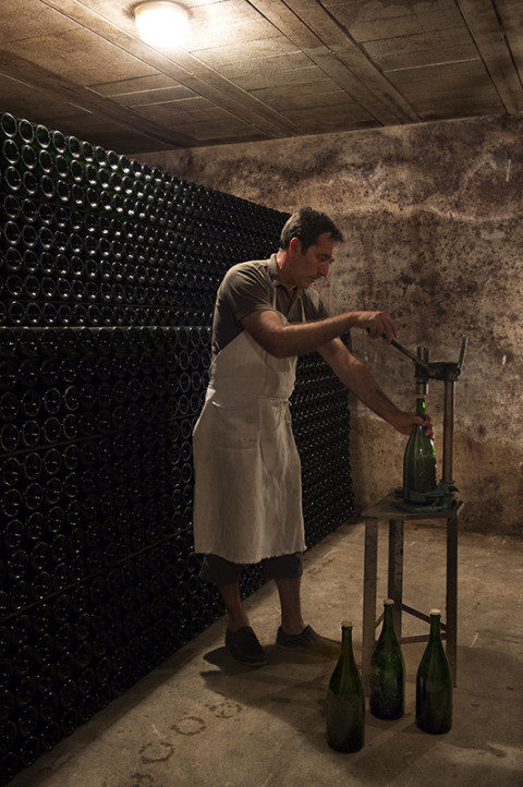 photo viticulteur dans caves de champagne Legret emboutiesage bouchons méthode artisanale reportage fred bourcier