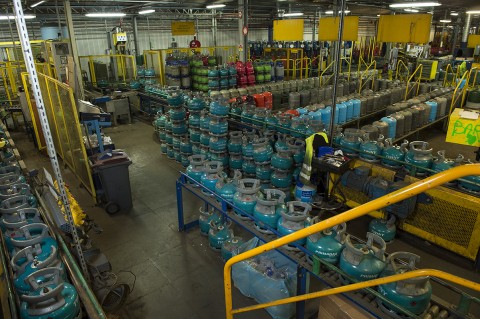 reportage usine vérification et remplissage gaz bouteilles de gaz primagaz france photo fred bourcier