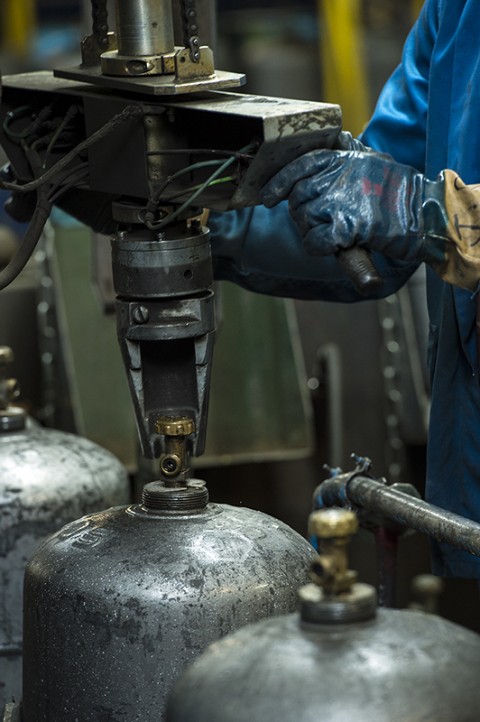 photo gros plan remplissage gaz bouteille primagaz complexe industriel gazier reportage fred bourcier