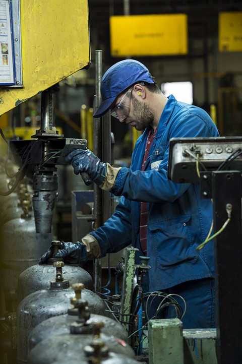 reportage sur site primagaz atelier usine vérification bouteilles de gaz photo fred bourcier