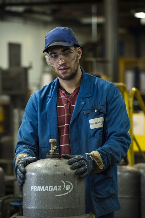 portrait ouvrier vérifiant bouteille de gaz atelier entretien primagaz photo fred bourcier