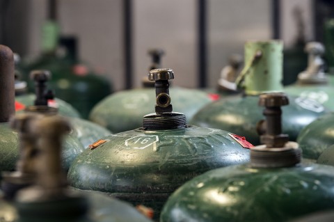 photo gros plan bouteille de gaz atelier entretien primagaz reportage fred bourcier