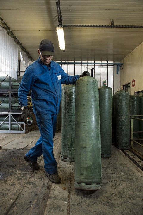 photo ouvrier dans atelier stockage et vérification bouteilles gaz primagaz france reportage photo fred bourcier