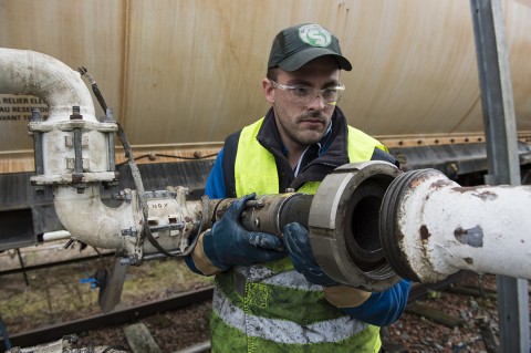 portrait ouvrier site gaz branchement et transport gaz citerne train rail reportage fred bourcier