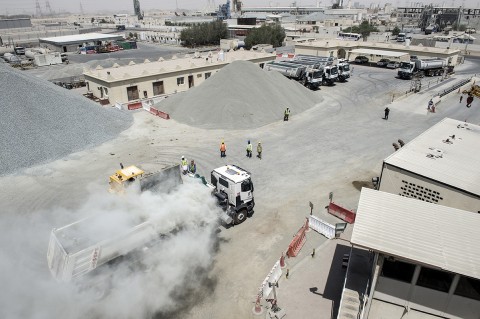 chargement graviers et granulats camions renault trucks BTP Qatar photo fred bourcier