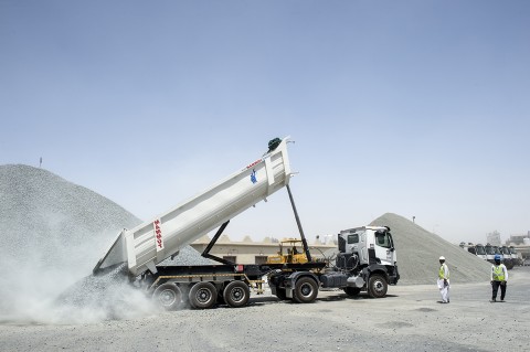 Reportage photo fred bourcier camion renault trucks déchargeant graviers entreprise BTP au Qatar